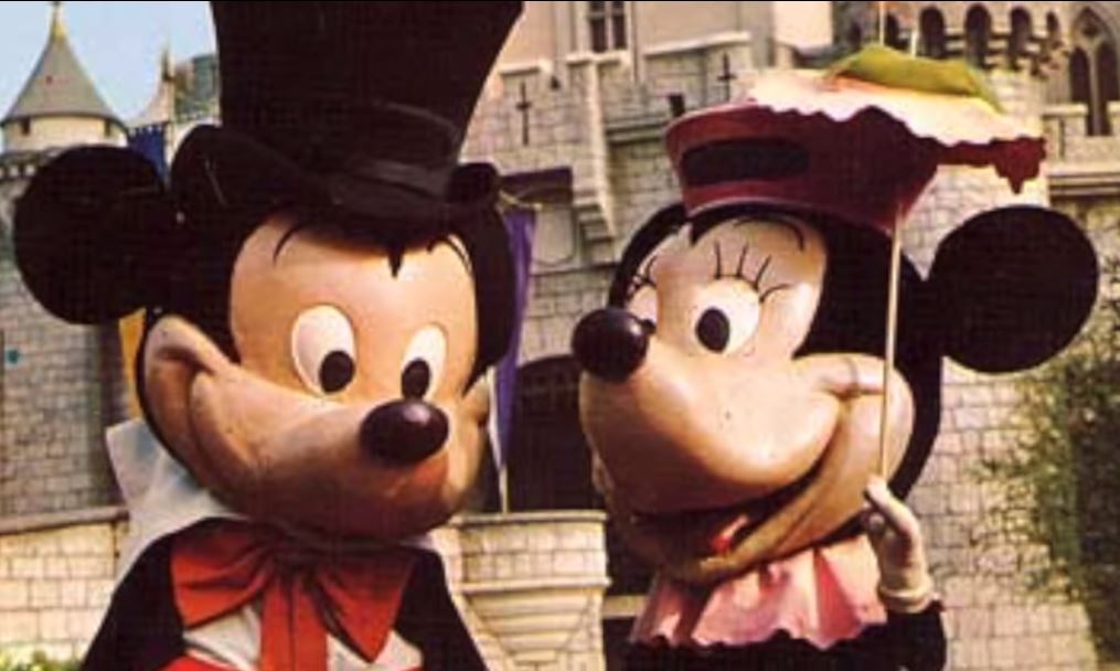 ミッキーマウスの顔 フェイスが変わる 衝撃の顔の歴史 変化を初期から最新まで比較紹介 Disney Life Fun