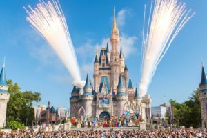 ディズニーランドのチケットは何歳から 入口で年齢確認はされちゃう Disney Life Fun